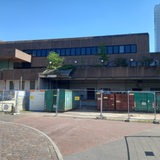 Vor dem alten Karstadt-Gebäude in Bremerhaven stehen mehrere Schutt-Container.