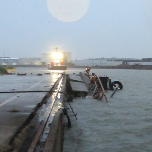 Ein umgestürzter Kran liegt in Bremerhaven am am Hafen im Wasser