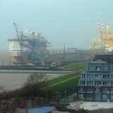 Blick vom Bremerhavener Hotel Sail City auf den Containerterminal und den Kreuzfahrtterminal Columbus Cruise Center an der Columbuskaje.