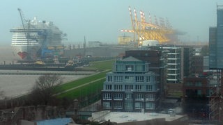 Blick vom Bremerhavener Hotel Sail City auf den Containerterminal und den Kreuzfahrtterminal Columbus Cruise Center an der Columbuskaje.