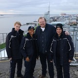 Die Filmcrew des Bremerhaven-Krimis vor der Skyline von Bremerhaven