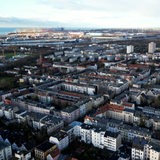 Eine Vogelperspektive auf das Goethequartier im Stadtteil Bremerhaven-Lehe. Im Hintergrund sieht man die Containerbrücken der Bremerhavener Stromkaje.