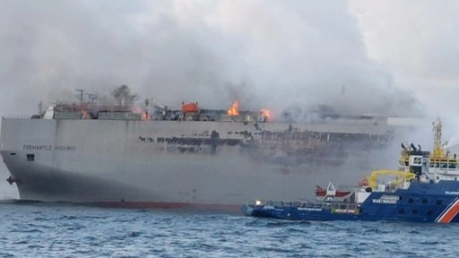 Ein brennender Frachter auf der Nordsee.