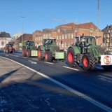 Mehrere Trecker fahren durch Bremerhaven.