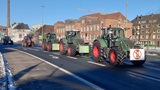 Mehrere Trecker fahren durch Bremerhaven.