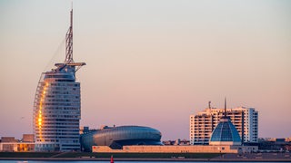 Die Skyline von Bremerhaven im Sonnenuntergang.