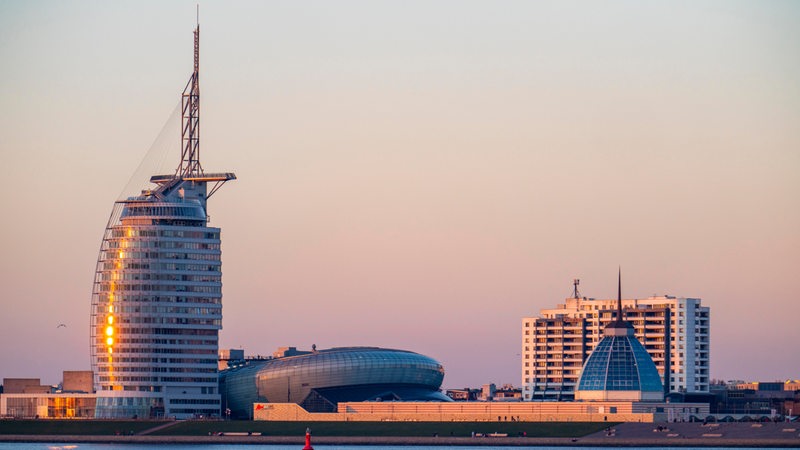 Die Skyline von Bremerhaven im Sonnenuntergang.