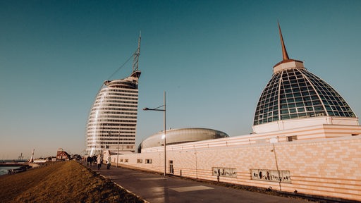 Die Promenade der Stadt Bremerhaven im Sonnenschein.