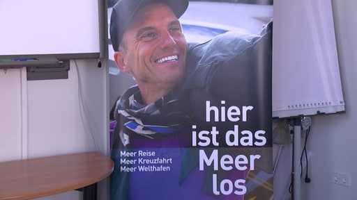 Auf einem Plakat der neuen Bremerhaven Imagekampagne steht der Slogan: hier ist das Meer los.