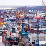 Blick auf die Schiffswerften im Überseehafen von Bremerhaven.
