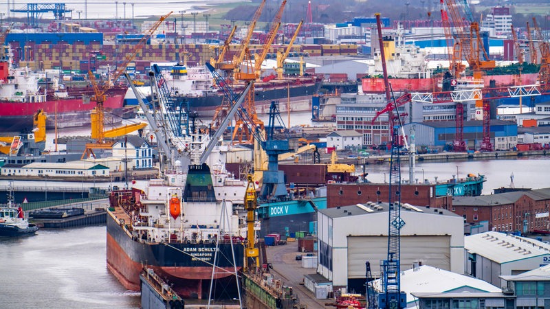 Blick auf die Schiffswerften im Überseehafen von Bremerhaven.