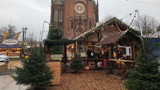 Vor der Großen Kirche in Bremerhaven ist ein Weihnachtsmarktstand aufgebaut.