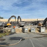 Drei Bagger vor dem Schutt einer Autobahnbrücke