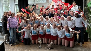 Das Team des Bremer HC feiert den Sieg im Europapokal.