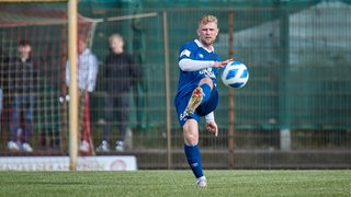 Sebastian Kmiec schlägt einen langen Ball.