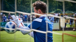 Malte Seemann hält beim Aufwärmen einen Ball.