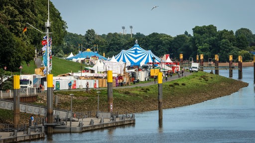 Zelte und Buden stehen am Abend vor dem Beginn der Breminale am Osterdeich an der Weser in Bremen. 