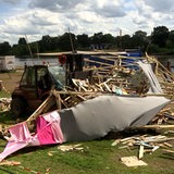 Ein Bagger reißt Bretter auf der Breminale ab.