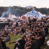 Festival-Besucher sitzen auf dem Osterdeich während der Breminale 