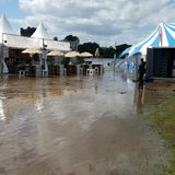 Buden und Zelte der Breminale 2024 spiegeln sich im Hochwasser.
