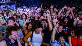 Tanzende Fanmenge vor Konzertbühne auf der Breminale 2023