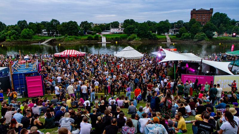 Menschenmenge auf dem Osterdeich bei der Breminale 2023, Weser im Hintergrund