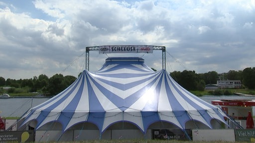 Eines der für die Breminale aufgebauten Zirkuszelte am Osterdeich.
