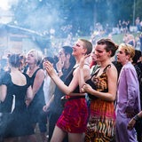 Frauen mit bunten Röcken tanzen auf der Breminale und klatschen in die Hände