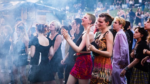 Frauen mit bunten Röcken tanzen auf der Breminale und klatschen in die Hände