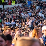 Menschenmenge vor einer Bühne auf der Breminale beim Konzert