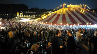 Das volle Deichgraf-Zelt bei Nacht