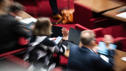 Bei einer Sitzung im Plenarsaal der Bremischen Bürgerschaft wird über Entschlüsse abgestimmt.