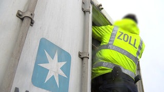 Zollbeamter durchsucht Kühlcontainer im Bremerhavener Freihafen. 