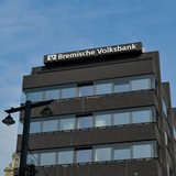 Die oberen Stockwerke der Bremischen Volksbank an der Domsheide vor blauem Himmel.
