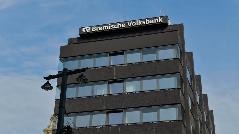 Die oberen Stockwerke der Bremischen Volksbank an der Domsheide vor blauem Himmel.