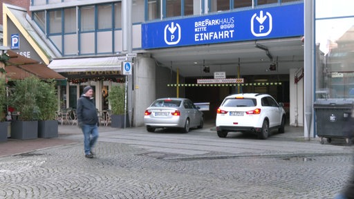 Zwei Autos fahren in das Bremer Parkhaus Mitte rein. 
