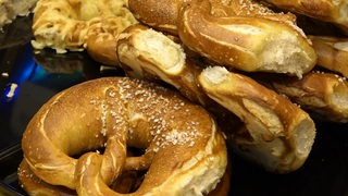 Frisches Brezelgebäck auf der Bremer Osterwiese.