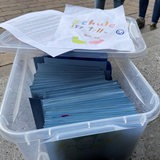 Blaue Briefe sind in einem durchsichtigen Plastikbehälter für Bürgermeister Andreas Bovenschulte aufgereiht
