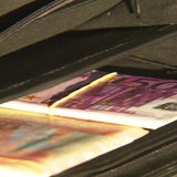 Eine geöffnete Brieftasche mit Gedscheinen darin