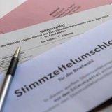 Briefwahlunterlagen und ein Kugelschreiber (Symbolbild)