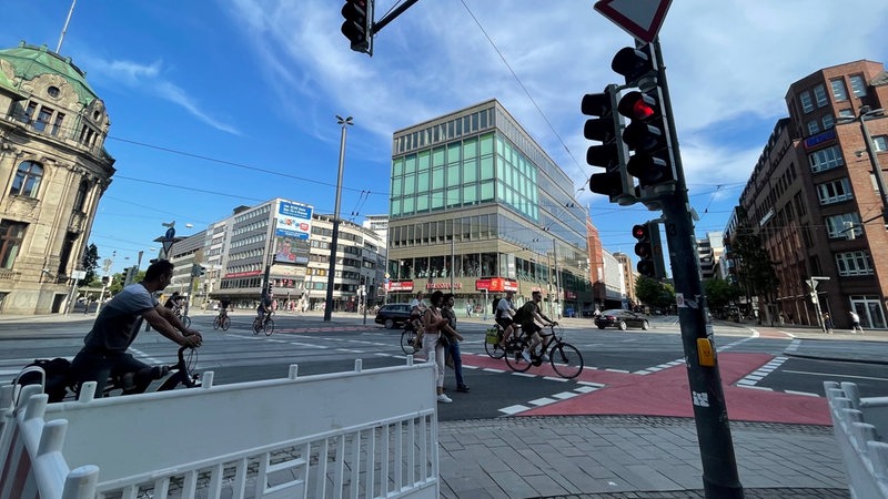Die Brill-Kreuzung ist für Autofahrer, Radfahrer und Fußgänger wieder frei.