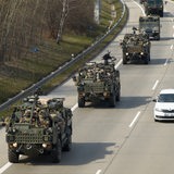 Britische Soldaten fahren in einem Konvoi über die Autobahn.