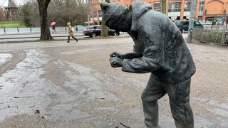 Eine Skulptur in der Bremer Innenstadt. Ihr fehlt der Einkaufswagen. Der wurde beschädigt.