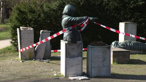 Die zwei letzten menschengroße Bronzefiguren auf dem Osterholzer Friedhof. 