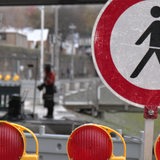 Baustellenschilder unter der Bürgermeister-Smidt-Brücke und ein Bauarbeiter im Hintergrund