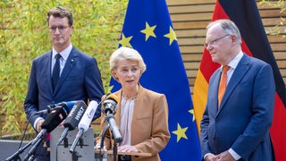 Ursula von der Leyen, Präsidentin der Europäischen Kommission (M), spricht bei einem Statement neben Hendrik Wüst (CDU), Ministerpräsident von Nordrhein-Westfalen, und Stephan Weil (SPD, r), Ministerpräsident von Niedersachsen, in der Vertretung des Landes Niedersachsen bei der Europäischen Union in Brüssel. 
