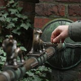 Es ist der Siebenfaulenbrunnen mit den Bremer Stadtmusikanten zu sehen.