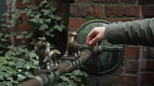 Es ist der Siebenfaulenbrunnen mit den Bremer Stadtmusikanten zu sehen. 