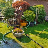 Ein Mann beim Aufbau eines Brunnens in seinem Garten
