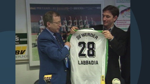 Bruno Labbadia mit seinem Trikot während einer Pressekonferenz des SV Werder Bremen